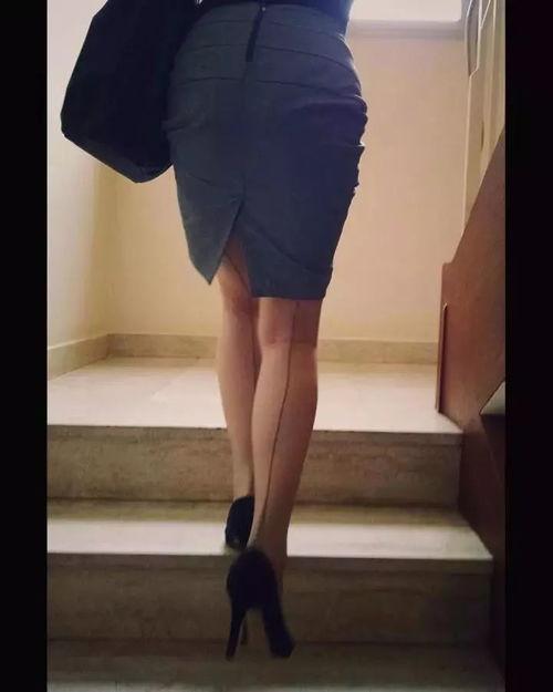 韩国女人穿丝袜的很多,女性时尚的细腻演绎